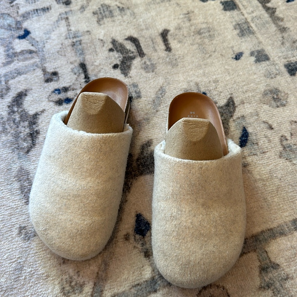 GAP kids size 5-6 slippers
